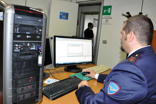 Donna arrestata per aver derubato uomini dopo averli storditi