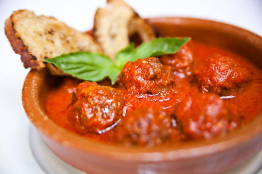 Vegano malato di Alzheimer assaggia le polpette e non vuole più smettere