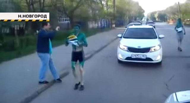 Tassisti russi lanciano secchi di vernice a chi non paga