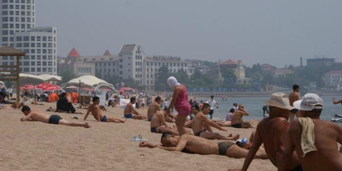 Cina, chiude l’ultima spiaggia per nudisti. Protesta dei bagnanti