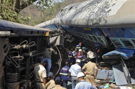 Treno deragliato in India: 19 morti e più di 100 feriti