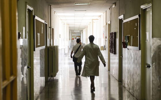 Cinese colpita da ictus, abbandonata in ospedale