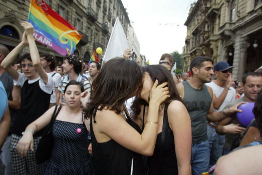 Roma: assalto alla sede di Gay Project. “Vi diamo fuoco, froci di merda”