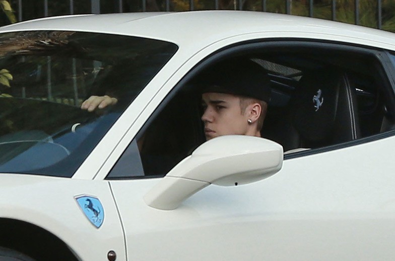 Justin Bieber incidente d'auto mentre scappava da un paparazzo