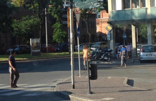 Bologna: gira completamente nudo in bici in centro. Denunciato