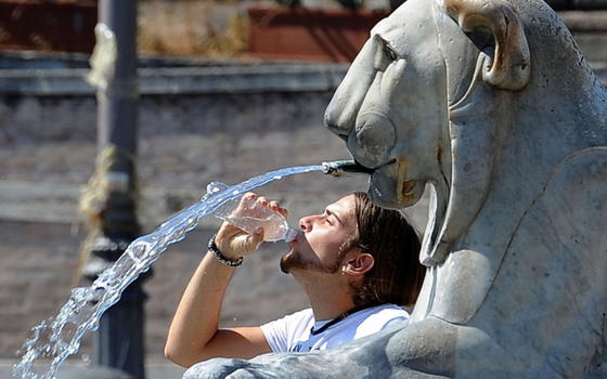 Le 10 regole d’oro per proteggersi dal caldo