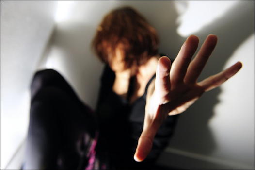 Conosce una ragazza in un bar, la invita a casa, la uccide e la mangia