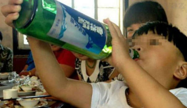 Cheng Cheng è alcolizzato a soli due anni. “Piange se non beve birra”