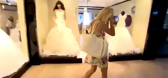 Ragazza tenta un’entrata trionfale in un negozio di abiti da sposa ma… da dove entro?
