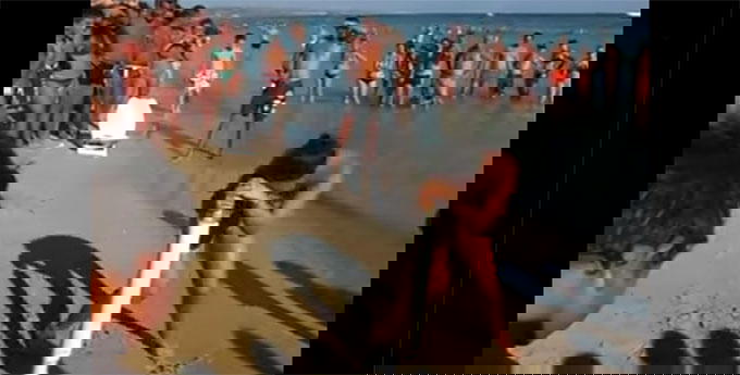 L’esilarante gioco da fare in spiaggia che ti “ubriaca” senza bere alcol