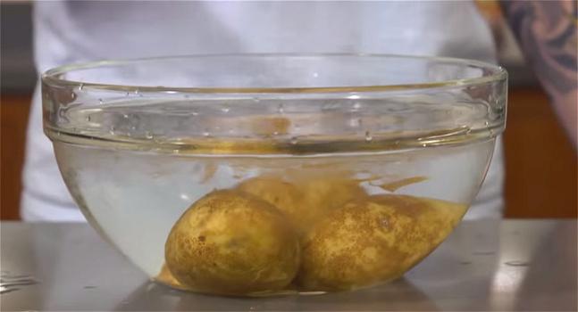 Come pelare un’intera busta di patate in 60 secondi