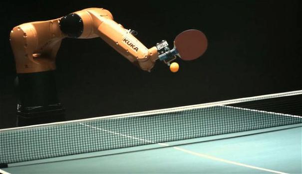 Il campione del mondo di ping pong vs il robot più veloce del mondo: chi vincerà?