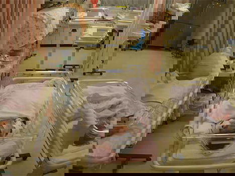 Neonata di tre giorni trovata nella sua culla in ospedale con le braccia rotte. Nessuna spiegazione