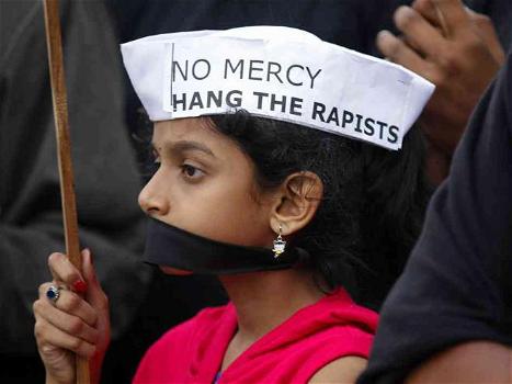 Violenza in India: 44enne stuprata e impiccata a un albero
