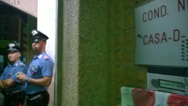 Uccide la compagna e la veglia per 24 ore