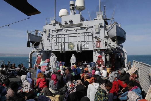 Palermo, arrivati oltre 700 migranti in condizioni disperate