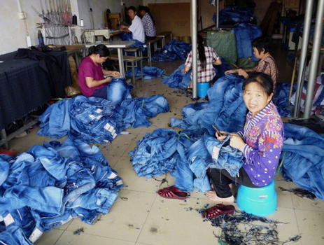 Compra un paio di pantaloni e trova un tragico messaggio “Siamo schiavi, salvateci”