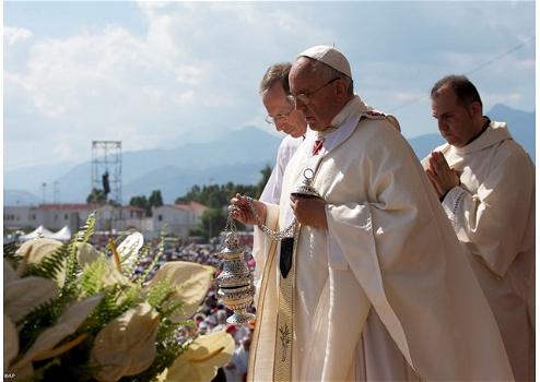 Il Papa lancia un monito ai mafiosi: “Sono scomunicati”
