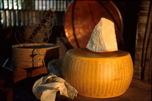 Parmigiano Reggiano contaminato. Tante le forme sequestrate e 4 gli arresti