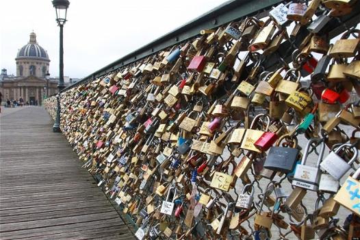 Troppi lucchetti dell’amore: crolla il Pont Des Arts