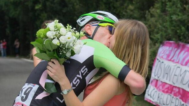 Originale proposta di matrimonio durante il Giro d’Italia