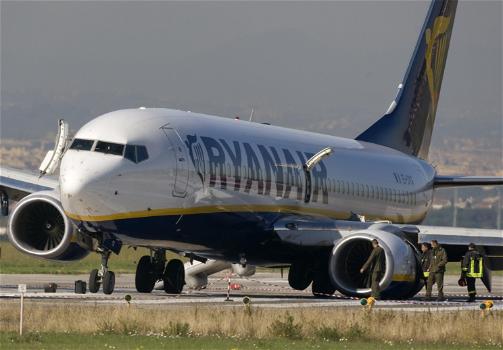 Ryanair: aereo finisce contro la caserma dei vigili del fuoco a Ciampino