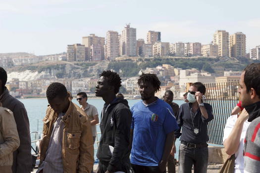 Trecentodue migranti ad Augusta. A bordo anche un morto