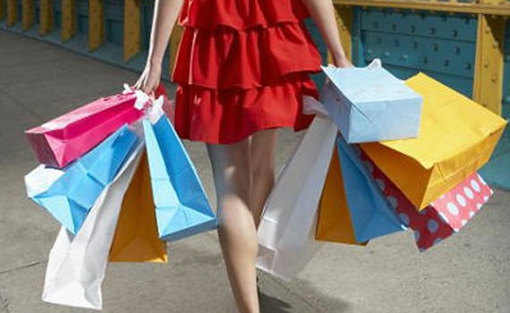Figlia con la mania dello shopping, la madre fa tre lavori per pagare i conti “Non riesco a dirle di no”