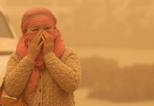 Tempesta di sabbia in Cina, paura in un’intera città