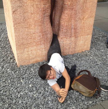Ragazzo intrappolato in una statua a forma di vagina per una foto ricordo. Intervenuti i vigili del fuoco