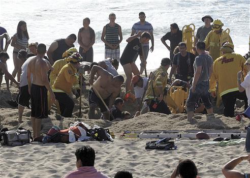 Travolto dalla sua buca di sabbia: ragazzo muore in spiaggia