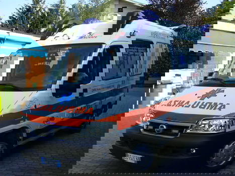 Macerata: voleva fare una sorpresa agli sposi arrivando in deltaplano, ma si è schiantato