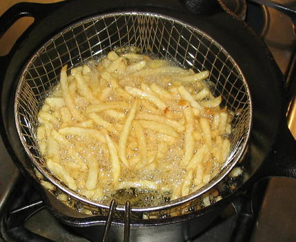 Acrilammide nei cibi fritti e tostati, Efsa conferma i rischi per la salute