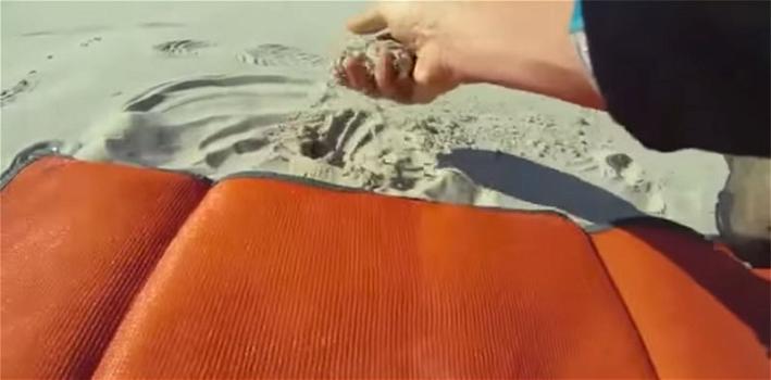 Mai più sabbia sul telo da spiaggia: ecco l’asciugamano intelligente