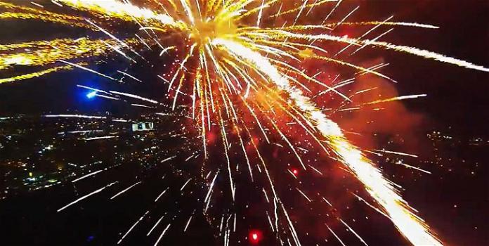 Un drone registra immagini incredibili passando in mezzo ai fuochi d’artificio