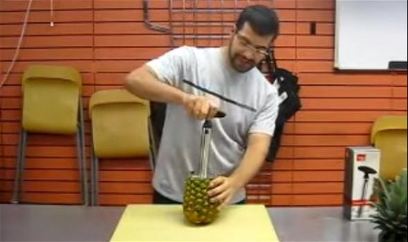 Ecco il modo più veloce di sbucciare l’ananas