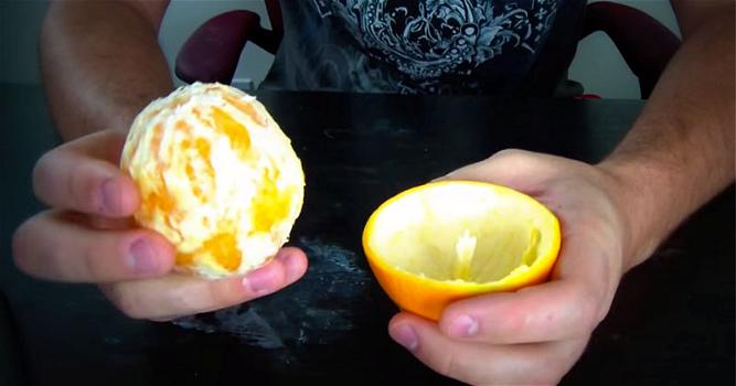 La tecnica per sbucciare un’arancia velocemente