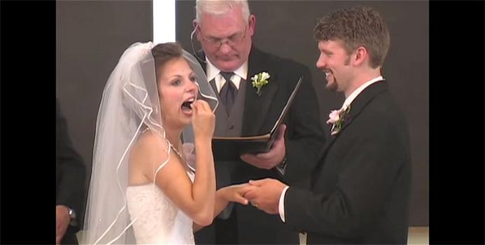 La sposa ride a crepapelle sull’altare e diventa una star del web