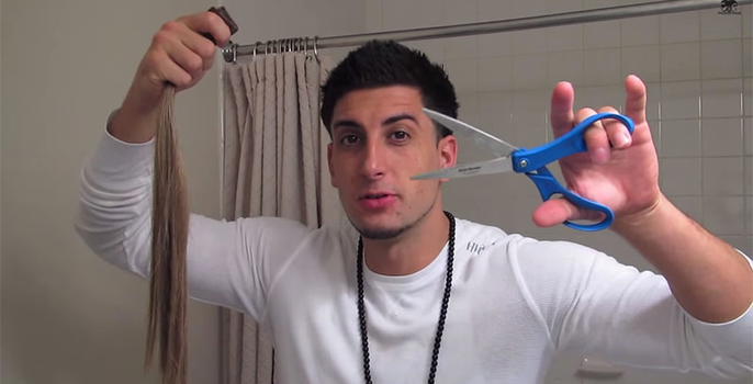 Taglia i capelli alla fidanzata, lei va su tutte le furie
