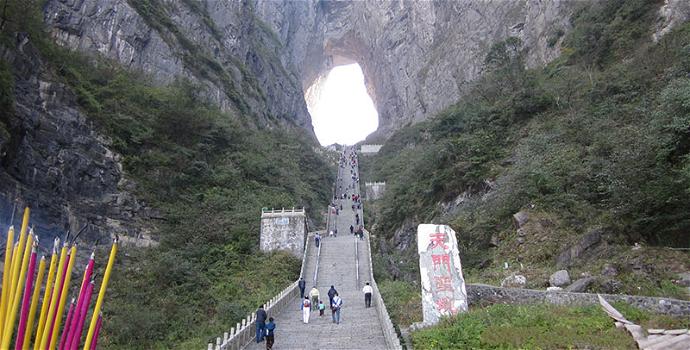 La porta per il paradiso sul Monte Tianmen in Cina: 99 tornanti e 999 scalini