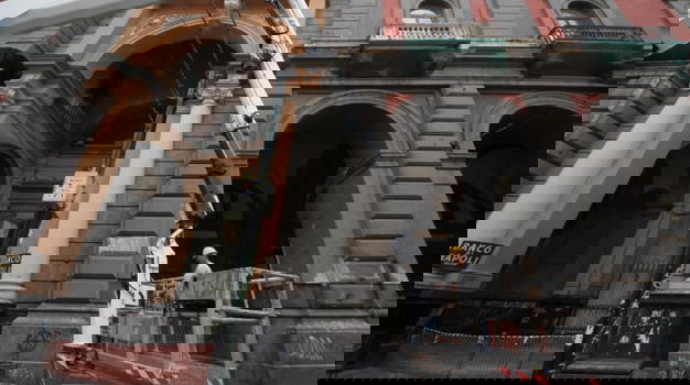 Continuano i crolli a Napoli. La città sembra cadere giù a pezzi