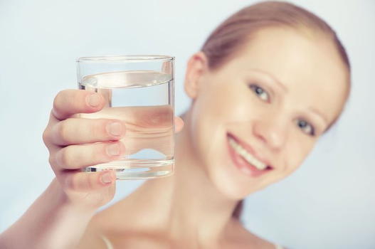 Salute, bere acqua calda è un vero toccasana