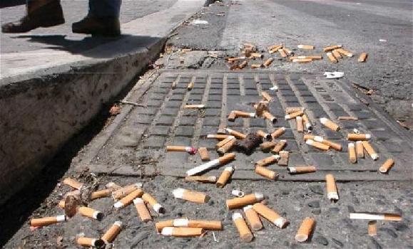 Guerra ai mozziconi di sigaretta, fino a mille euro di multa per chi li butta a terra