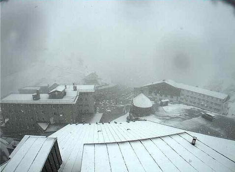 Maltempo, Stelvio imbiancato: piogge al nord, peggiora al sud