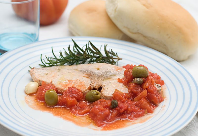 Pesce spada al cartoccio con pomodorini e olive