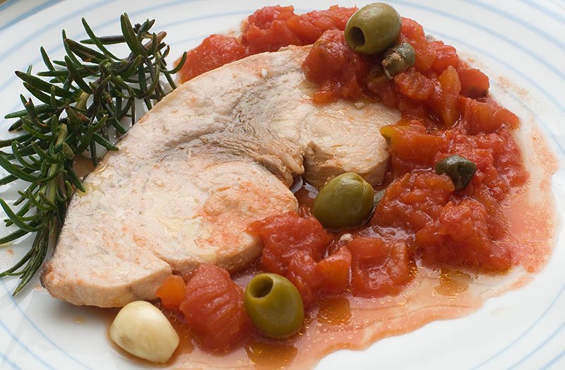 Pesce spada al cartoccio con pomodorini e olive