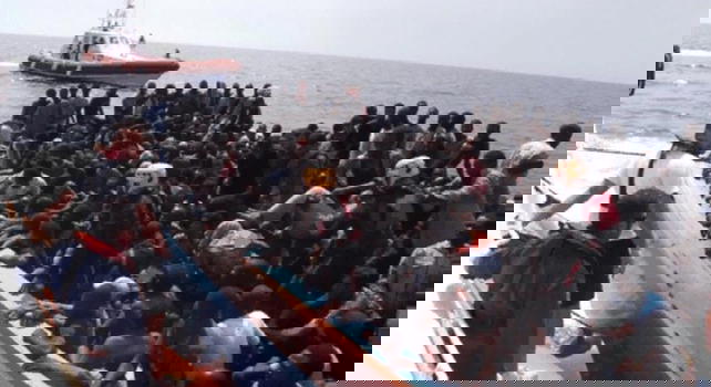 Lampedusa, approdato un barcone con 19 immigrati morti