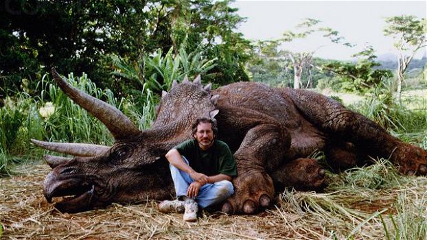 Il web attacca Steven Spielberg: gli animalisti impazzano per una foto