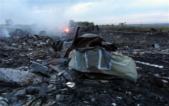 Missile abbatte aereo in Ucraina, 298 morti