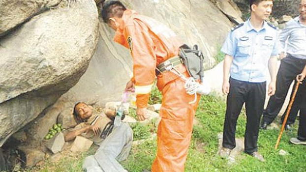 Cina, uomo sopravvive per 13 giorni nutrendosi di insetti